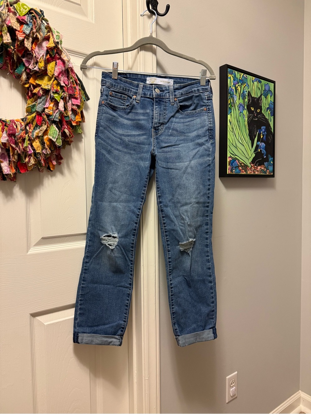 Levi’s Classic High-Rise Distressed Women’s Jeans in Blue - Picture 3 of 9